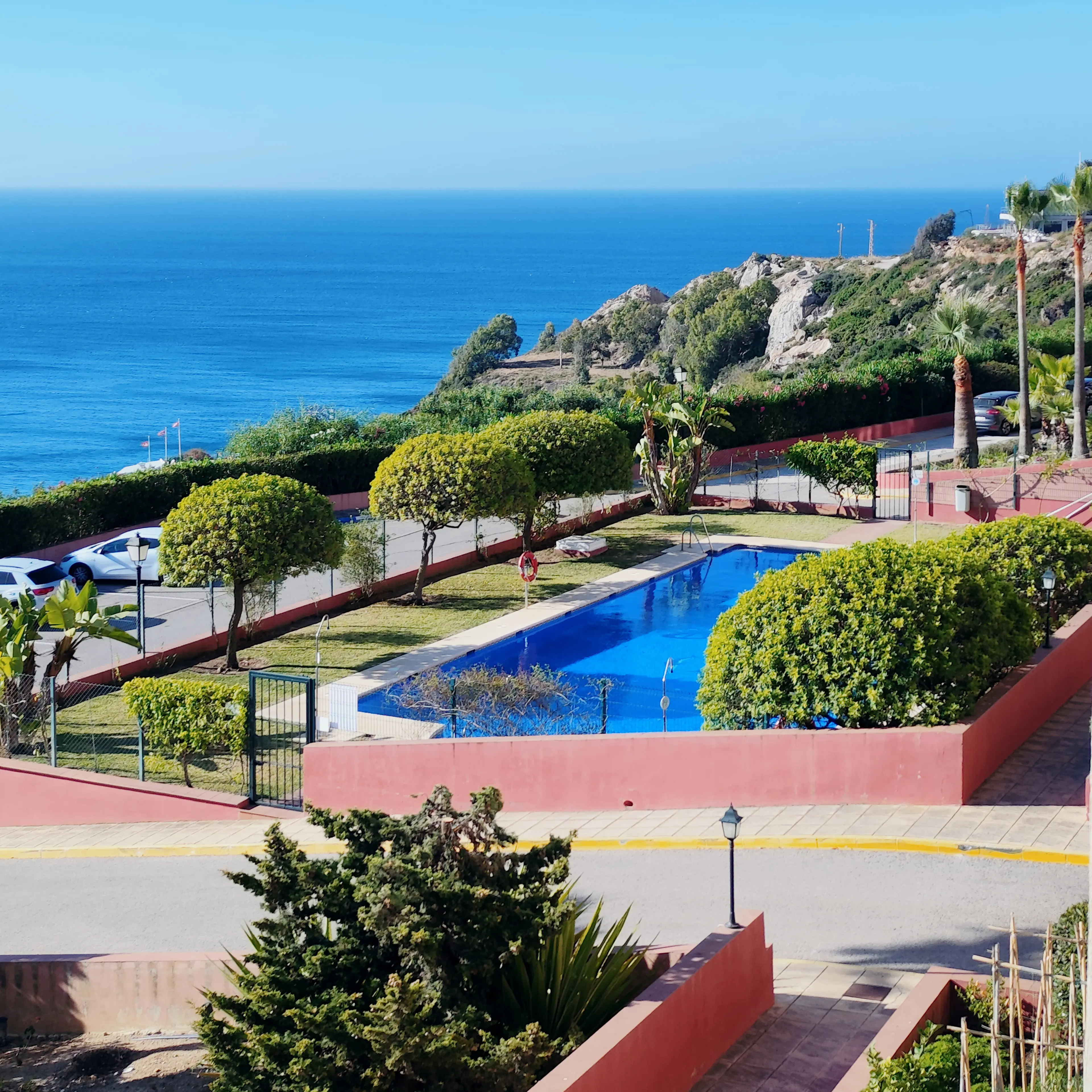 Surroundings - Care for a swim? Great! But now you have to pick between a pool and a sea, both at your fingertips. So many hard choices...